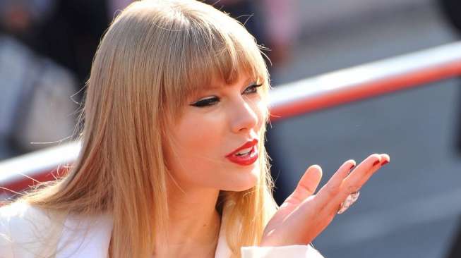 Taylor Swift Putuskan Calvin Harris Lewat Telepon usai Kecelakaan