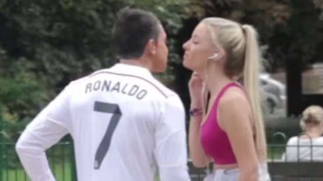 "Cristiano Ronaldo" Cium Bibir Pelari Cantik?