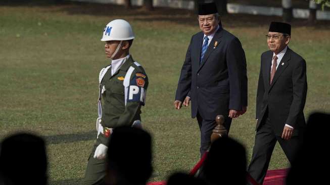 Presiden Susilo Bambang Yudhoyono (tengah) didampingi Wakil Presiden Boediono (kanan) tiba di lapangan upacara Peringatan Hari Kesaktian Pancasila di Monumen Pancasila Sakti, Lubang Buaya, Jakarta Timur, Rabu (1/10). [Antara/Widodo S. Jusuf]