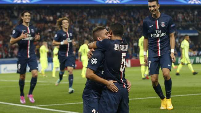 Pemain Paris St Germain Marco Verratti (tengah), merayakan golnya ke gawang Barcelona dengan Marquinhos. REUTERS/Benoit Tessier