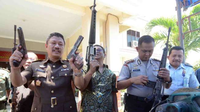 Pemusnahan senjata api (senpi) rakitan hasil sitaan di depan Kantor Kejaksaan Negeri Palu, Sulawesi Tengah, Rabu (1/10). [Antara/Basri Marzuki]