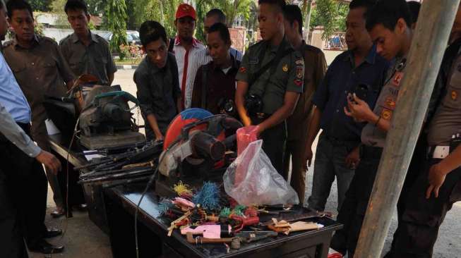 Pemusnahan senjata api (senpi) rakitan hasil sitaan di depan Kantor Kejaksaan Negeri Palu, Sulawesi Tengah, Rabu (1/10). [Antara/Basri Marzuki]