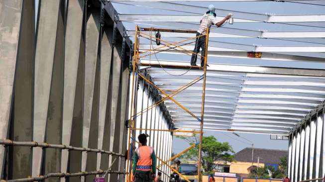 Pekerja mengecat jembatan sebelah Selatan untuk persiapan ujicoba jembatan Comal di jalur pantura, Pemalang, Jateng, Rabu (1/10). [Antara/Oky Lukmansyah]