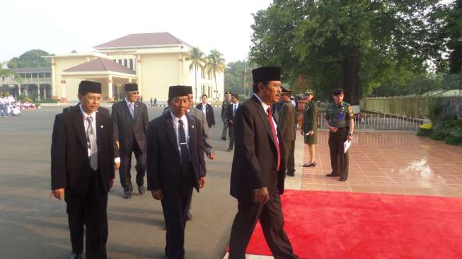 Tunggu Upacara Kesaktian Pancasila, Anggota DPR Foto-foto