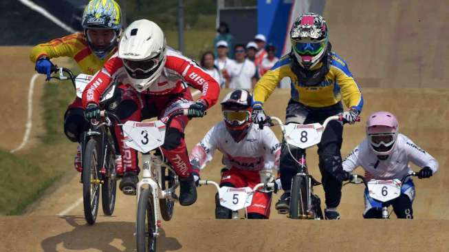 Atlet Sepeda BMX Putri Indonesia Elga Kharisma Novanda (depan) memacu sepedanya pada start Sepeda BMX Putri Asian Games ke-17 di Ganghwa Asiad BMX Track, Incheon, Rabu (1/10). Indonesia yang menurunkan dua atletnya gagal memperoleh medali. [Antara/Saptono]