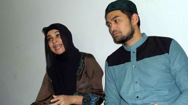 Pasangan artis Teuku Wisnu dan Shireen Sungkar menggelar akikahan untuk anak pertama mereka, Teuku Adam Al Fatih. di kediaman mereka, di bilangan Bintaro, Tangerang Selatan, Rabu (1/10). [suara.com/Yazir Farouk]