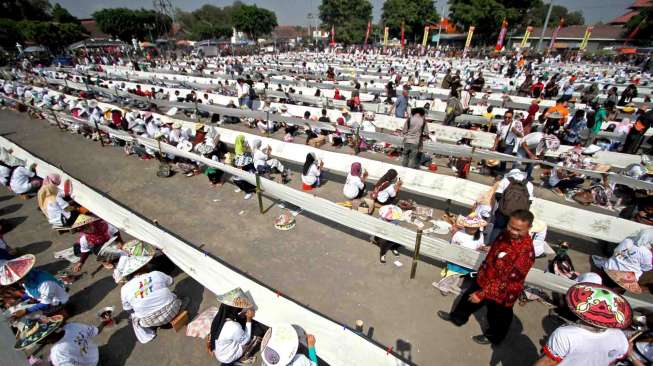 Ribuan pembatik pada Pemecahan Rekor MURI kategori Batik Terpanjang di Alun-Alun Utara, Yogyakarta, Kamis (2/10). [Antara/Noveradika]