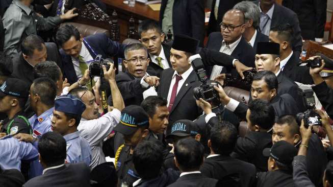 Anggota DPR dari Fraksi PDI-P beserta koalisi memprotes Pimpinan sidang sementara dalam sidang paripurna ke-2 untuk pemilihan pimpinan DPR di Kompleks Parlemen Senayan, Jakarta, Kamis (2/10) dini hari.