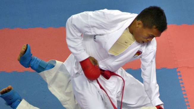 Karateka Indonesia Jintar Simanjuntak (atas) membanting Karateka Korea Utara, Songji Kang (bawah) pada seperdelapan final Komite Putra -67 kg Asian Games ke-17 di Gyeyang Gymnasium, Incheon, Korsel, Kamis (2/10). [Antara/Saptono]