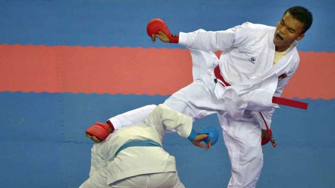 Karateka Indonesia Jintar Simanjuntak (kanan) melepaskan tendangan ke Karateka Korea Utara, Songji Kang (bawah) pada seperdelapan final Komite Putra -67 kg Asian Games ke-17 di Gyeyang Gymnasium, Incheon, Korsel, Kamis (2/10). [Antara/Saptono]