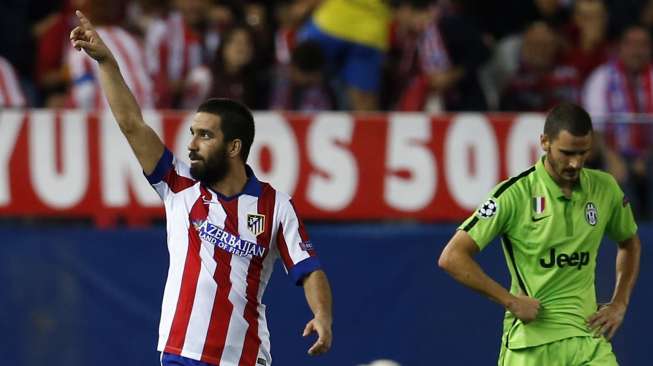 Pemain Atletico Madrid Arda Turan (kiri) merayakan golnya ke gawang Juventus.  (REUTERS/Sergio Perez)