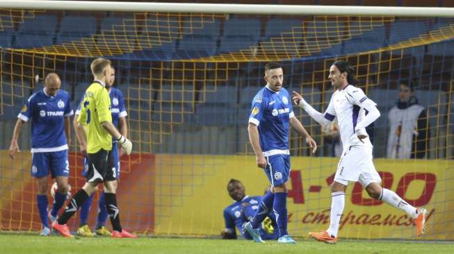 Pemain Fiorentina Alberto Aquilani (kanan) merayakan golnya ke gawang Dinamo Minsk, Pada laga Grup G Liga Europa tersebut Fiorentina menang 3-0. (REUTERS/Vasily Fedosenko) 