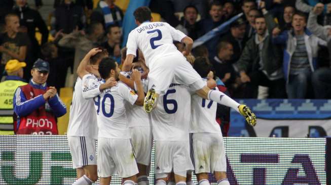 Para pemain Dynamo Kiev merayakan gol Artem Kravets. Pada lag Grup J Liga Europa tersebut Dynamo Kiev menang 3 - 1 atas Steaua Bucuresti, (REUTERS/Valentyn Ogirenko)