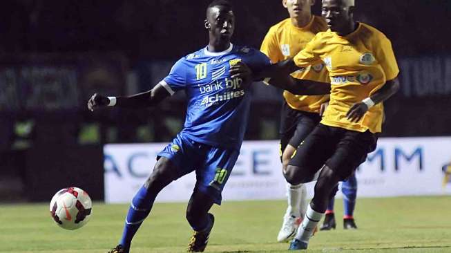 Pesepakbola Persib Bandung, Makan Konate (10), berebut bola dengan pesepakbola Malaysian Super League  Selection, Tamba Barnes (10), pada pertandingan International Friendly Match di Stadion Gelora Bandung Lautan Api, Bandung, Jawa Barat, Kamis (2/10) malam. [Antara/Novrian Arbi]