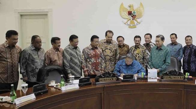 Presiden SBY menandatangani Perppu Pilkada yg disaksikan menteri terkait di ruang rapat kantor Presiden, di Jakarta, Kamis (2/10). [Rumgapres/Abror]