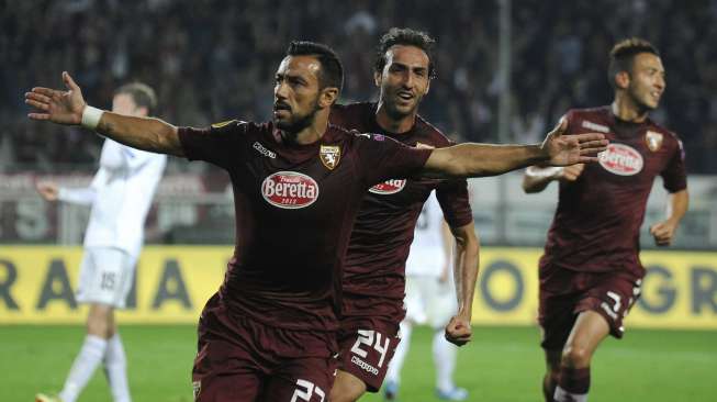 Pemain Torino Fabio Quagliarella merayakan golnya bersama rekan setimnya. Pada laga Liga Europa Grup B di Olympic Stadium tersebut Torino menang 1-0 atas FC Copenhagen. (REUTERS/Giorgio Perottino)    