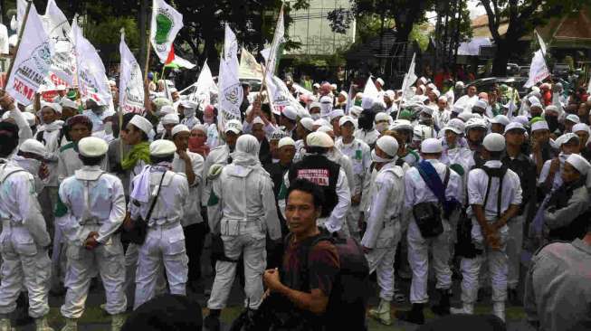 Unjuk rasa anggota FPI di depan gedung DPRD DKI Jakarta. [suara.com/Nur Ichsan]