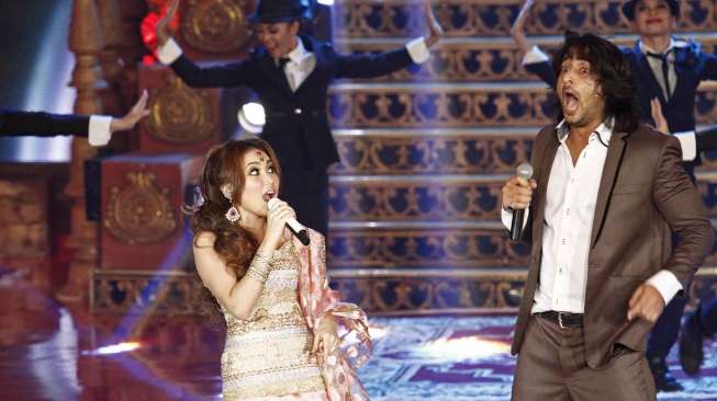 Duet maut Ayu ting-ting feat Shaheer Sheikh (Arjuna) dalam acara \"Mahabharata Show\" di Teater Bhineka Tunggal Ika, Taman Mini Indonesia Indah Jakarta, Jumat (3/10) malam. [suara.com/Kurniawan Mas'ud]