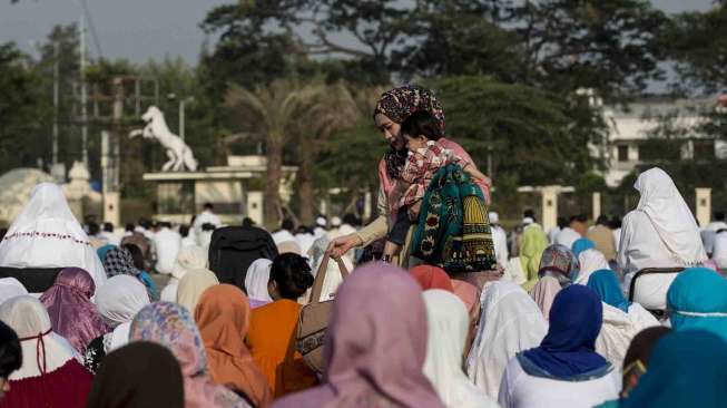Salat Id pada perayaan Idul Adha di Lapangan Pacuan Kuda Pulomas, Jakarta, Sabtu (4/10). [Antara/Rosa Panggabean]
