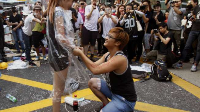 Lamaran Romantis di Tengah Aksi Massa di Hongkong