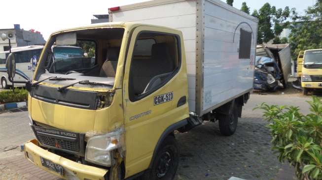 Mobil box yang terlibat tabrakan dengan Lamborghini milik Hotman Paris. [suara.com/Ismail]