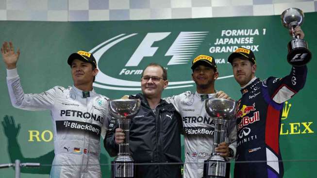 Pebalap tim Mercedes Lewis Hamilton memenangkan balapan di Sirkuit Suzuka di Jepang, Minggu (5/10). [Reuters/Toru Hanai]