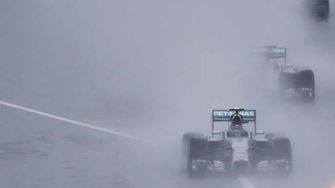 Pebalap tim Mercedes Lewis Hamilton memenangkan balapan di Sirkuit Suzuka di Jepang, Minggu (5/10). [Reuters/Toru Hanai]