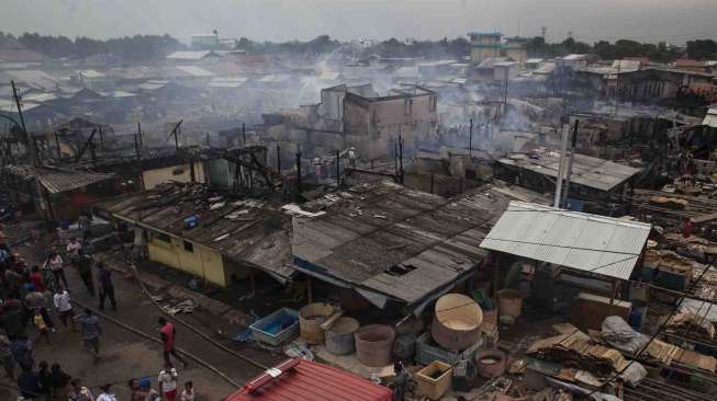 Puing-puing bangunan yang terbakar di lokasi pengasinan ikan, Muara Angke, Jakarta Utara, Senin (6/10). [Antara/Sigid Kurniawan]