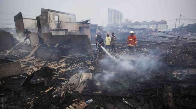 Puing-puing bangunan yang terbakar di lokasi pengasinan ikan, Muara Angke, Jakarta Utara, Senin (6/10). [Antara/Sigid Kurniawan]