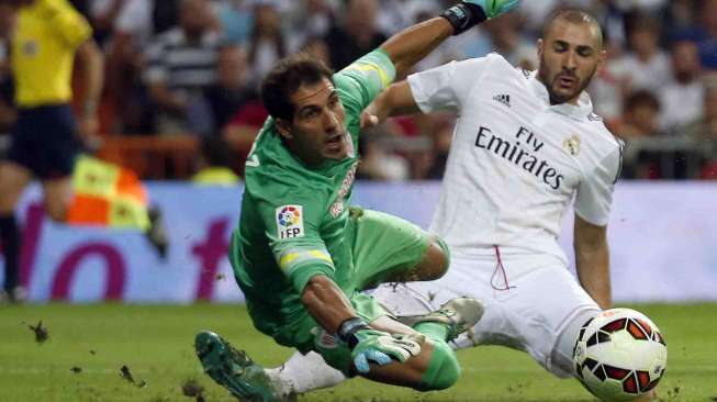 Real Madrid membantai Athletic Bilbao 5-0 dalam pertandingan La Liga Spanyol di stadion Santiago Bernabeu, di Madrid, Spanyol, Minggu (5/10). [Reuters/Sergio Perez]