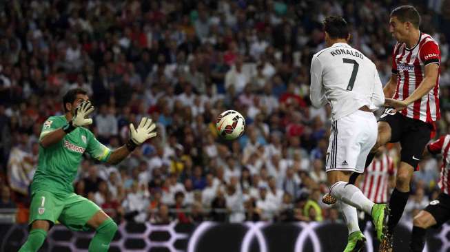 Real Madrid membantai Athletic Bilbao 5-0 dalam pertandingan La Liga Spanyol di stadion Santiago Bernabeu, di Madrid, Spanyol, Minggu (5/10). [Reuters/Sergio Perez]