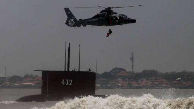 Seorang anggota Tentara Nasional Indonesia (TNI) melakukan fast rope di atas kapal selam KRI Nanggala-402 saat peringatan HUT ke-69 TNI yang digelar di Dermaga Ujung, Koarmatim, Surabaya, Jawa Timur, Selasa (7/10). [Antara/Suryanto]