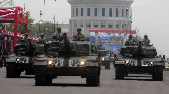 Peringatan HUT ke-69 TNI di Dermaga Ujung, Koarmatim, Surabaya, Jatim, Selasa (7/10). [Antara/M Risyal Hidayat]