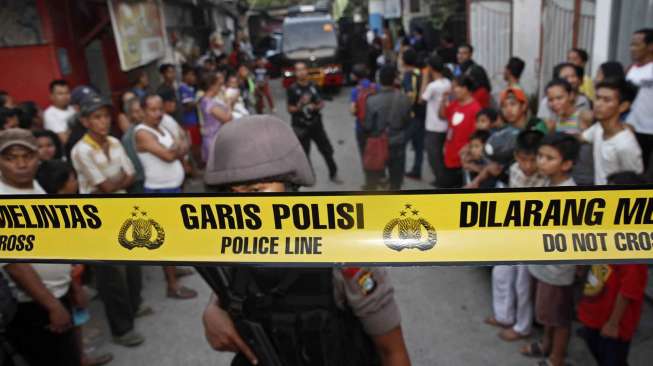 Polisi mengamankan paket berbentuk pipa paralon berbungkus kabel di kawasan Cipinang Besar Utara, Jatinegara, Jakarta, Kamis (9/10). [suara.com/Kurniawan Mas'ud]