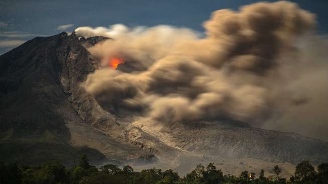 Debu Vulkanik Gunung Sinabung Menyebar Hingga Binjai