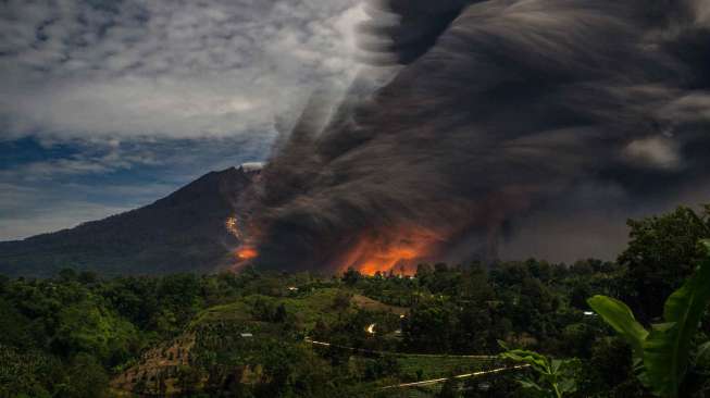  Perairan Danau Toba Tertutup Abu Sinabung