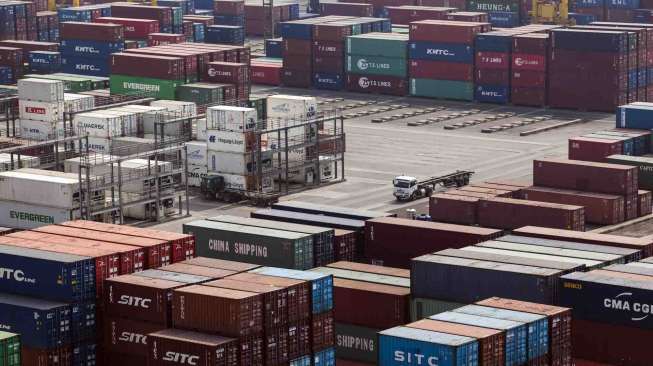 Suasana bongkar muat di pelabuhan peti kemas Jakarta International Container Terminal (JICT), Tanjung Priok, Jakarta Utara, Rabu (8/10). [Antara/OJT/Sigid Kurniawan]