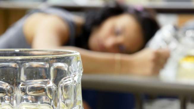 Ilustasi perempuan mabuk. (Shutterstock)