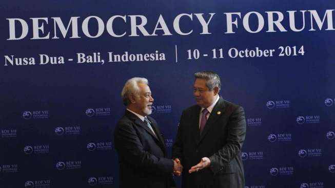 Presiden Susilo Bambang Yudhoyono (kanan) menyambut Perdana Menteri Timor Leste, Xanana Gusmao (kiri) saat menghadiri Bali Democracy Froum (BDF) VII di Nusa Dua, Bali, Jumat (10/10). [Antara/Nyoman Budhiana]