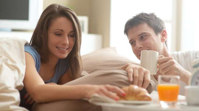 Ajak Mandi Bareng! 8 Cara Romantis Membangunkan Pasangan di Pagi Hari