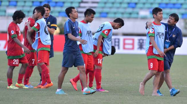 Pelatih Timnas U-19 Indonesia, Indra Sjafri (kanan), coba menyemangati para pemainnya, usai kekalahan 0-1 dalam laga Grup B Piala Asia U-19 melawan Australia, di Yangon, Myanmar, Minggu (12/10/2014). [Antara/Andika Wahyu]