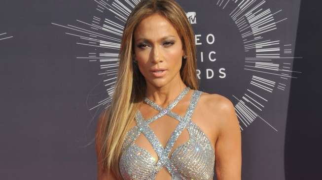 Wow, Gaun Ini Bikin Jennifer Lopez Seperti Bugil