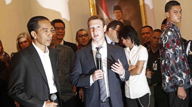 Pendiri facebook Mark Zuckerberg, bertemu dengan presiden terpilih Joko Widodo di Balaikota Jakarta, Senin (13/10). [suara.com/Kurniawan]