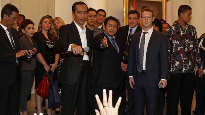 Pendiri facebook Mark Zuckerberg, bertemu dengan presiden terpilih Joko Widodo di Balaikota Jakarta, Senin (13/10). [suara.com/Kurniawan]