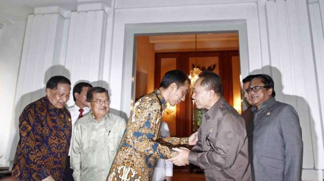 Ketua MPR RI Zulkifli Hasan didampingi wakil ketua MPR RI Osman Sapta Odang bertemu presiden dan wakil presiden terpilih Joko Widodo-Jusuf Kalla di rumah dinas Jokowi di Menteng Jakarta pusat, Senin (13/10). [suara.com/Kurniawan Mas'ud]