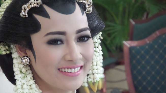 Artis Niken Anjani resmi menjadi istri Rana Devara Sofyar usai akad nikah di Ruang Birawa, Gedung, Bidakara, jln. Gatot Subroto, Jakarta Selatan, Minggu (12/10). [suara.com/Ismail]