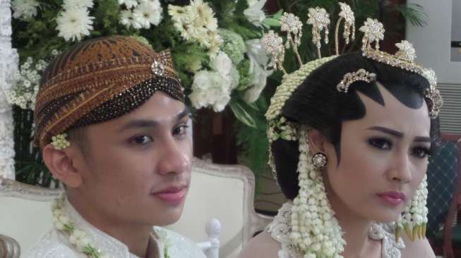 Artis Niken Anjani resmi menjadi istri Rana Devara Sofyar usai akad nikah di Ruang Birawa, Gedung, Bidakara, jln. Gatot Subroto, Jakarta Selatan, Minggu (12/10). [suara.com/Ismail]