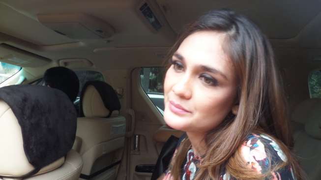 Luna saat ditemui di kawasan Kebon Jeruk, Jakarta Barat, Senin (13/10). Luna Maya mengaku kaget saat mendengar kabar dirinya melakukan aborsi di salah satu rumah sakit di kawasan Menteng, Jakarat Pusat. [suara.com/Ismail]