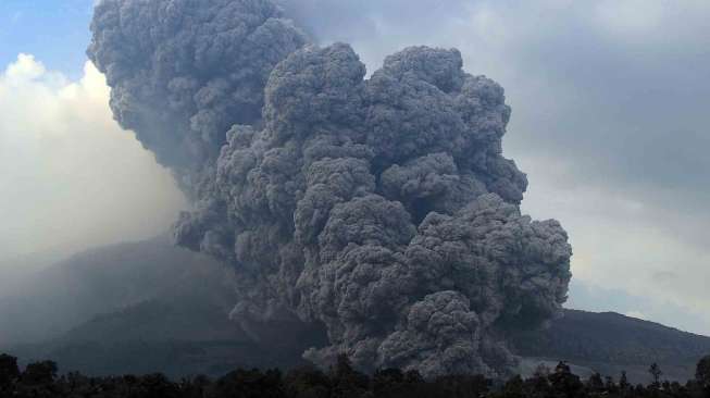 Gunung Sinabung kembali meletus di DesaTiga Pancur, Simpang Empat, Karo, Sumut, Senin (13/10). [Antara/Septianda Perdana]