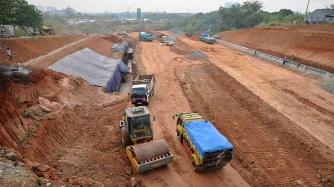 Pembangunan proyek Tol Cijago, di Jalan Juanda, Depok, Jawa Barat, Senin (13/10). [Antara/Indrianto Eko Suwarso]